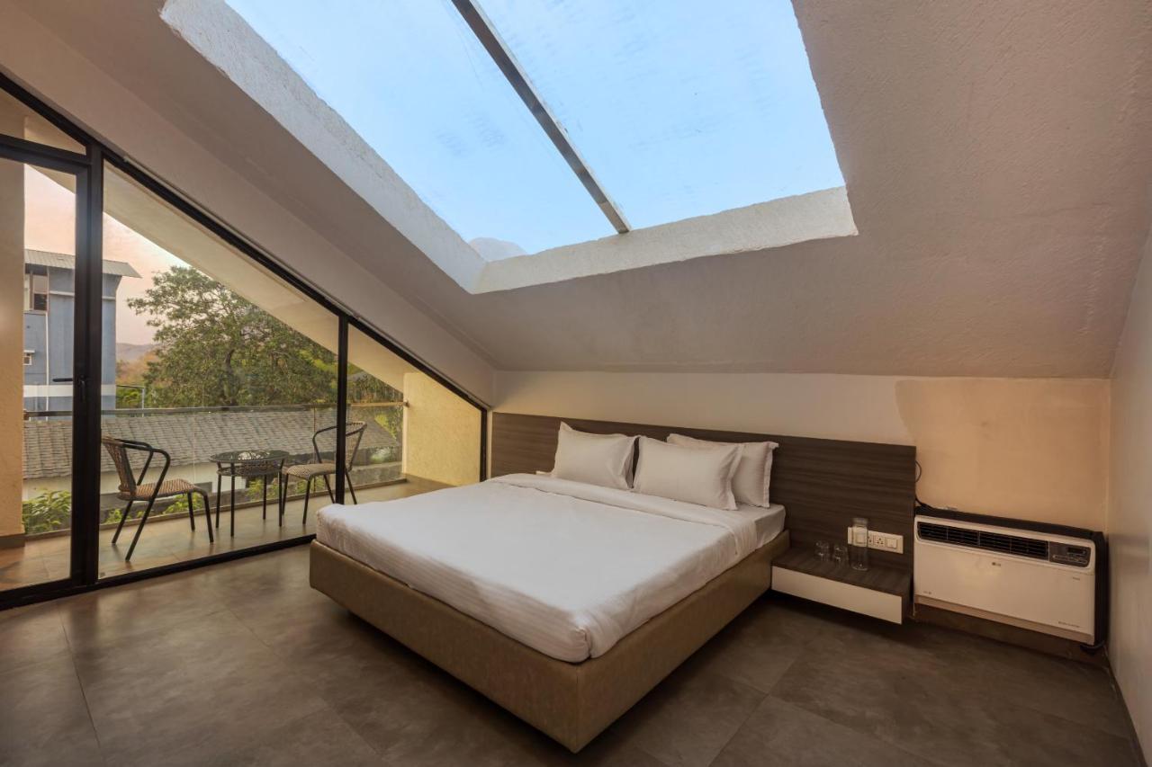 Saffronstays Stargazer, Karjat - Luxury Pool Villa With Lake View Extérieur photo