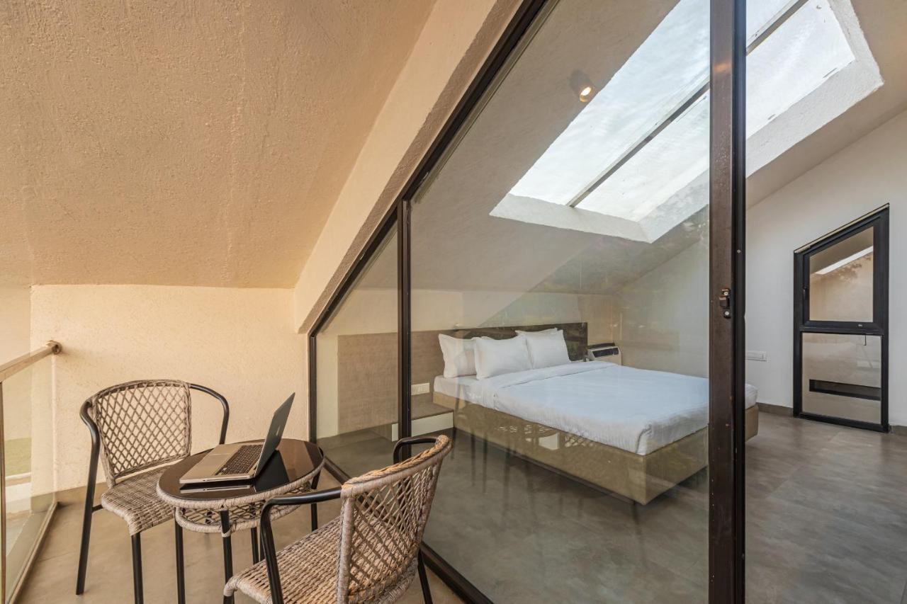 Saffronstays Stargazer, Karjat - Luxury Pool Villa With Lake View Extérieur photo