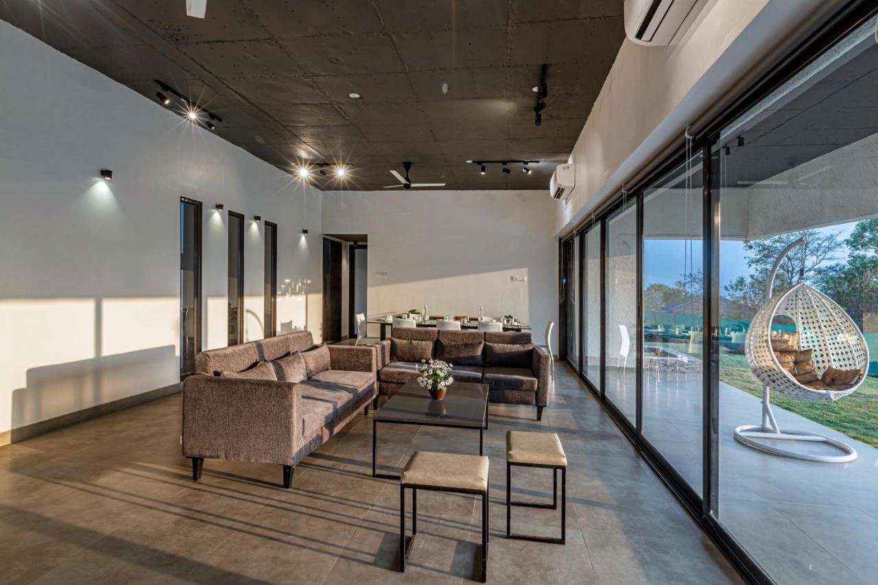 Saffronstays Stargazer, Karjat - Luxury Pool Villa With Lake View Extérieur photo