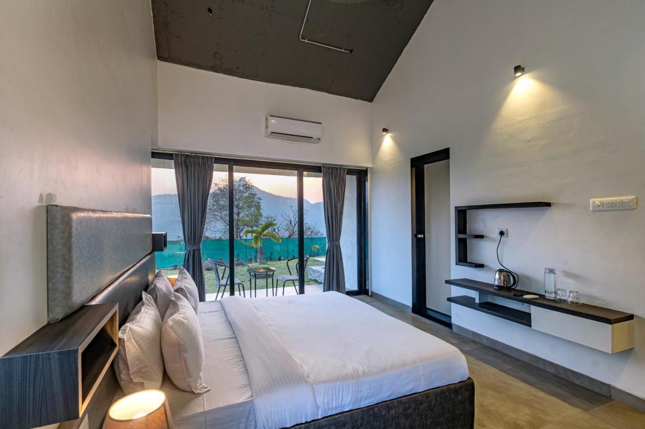 Saffronstays Stargazer, Karjat - Luxury Pool Villa With Lake View Extérieur photo