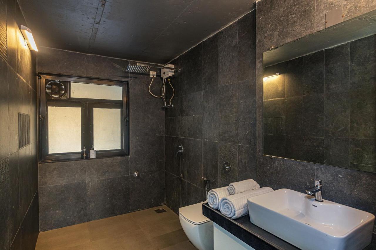 Saffronstays Stargazer, Karjat - Luxury Pool Villa With Lake View Extérieur photo