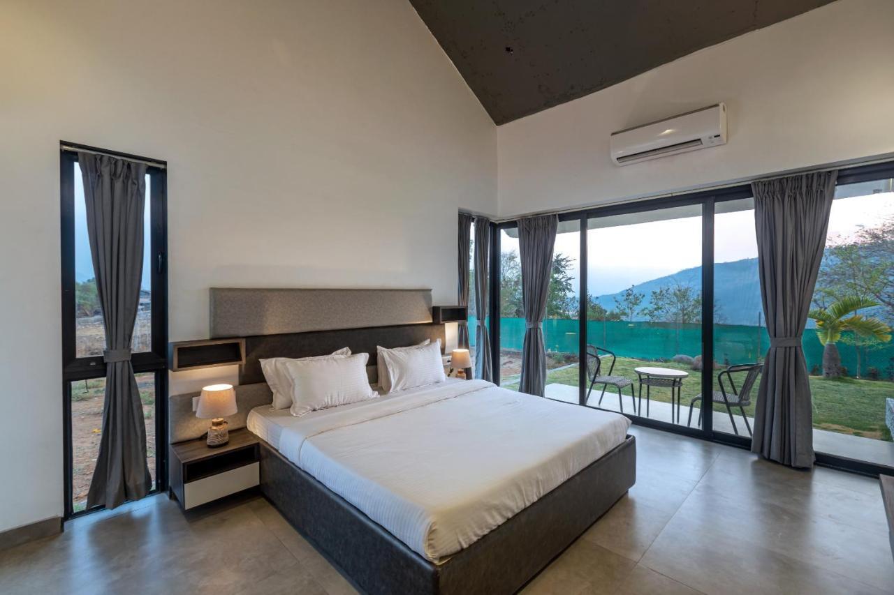 Saffronstays Stargazer, Karjat - Luxury Pool Villa With Lake View Extérieur photo